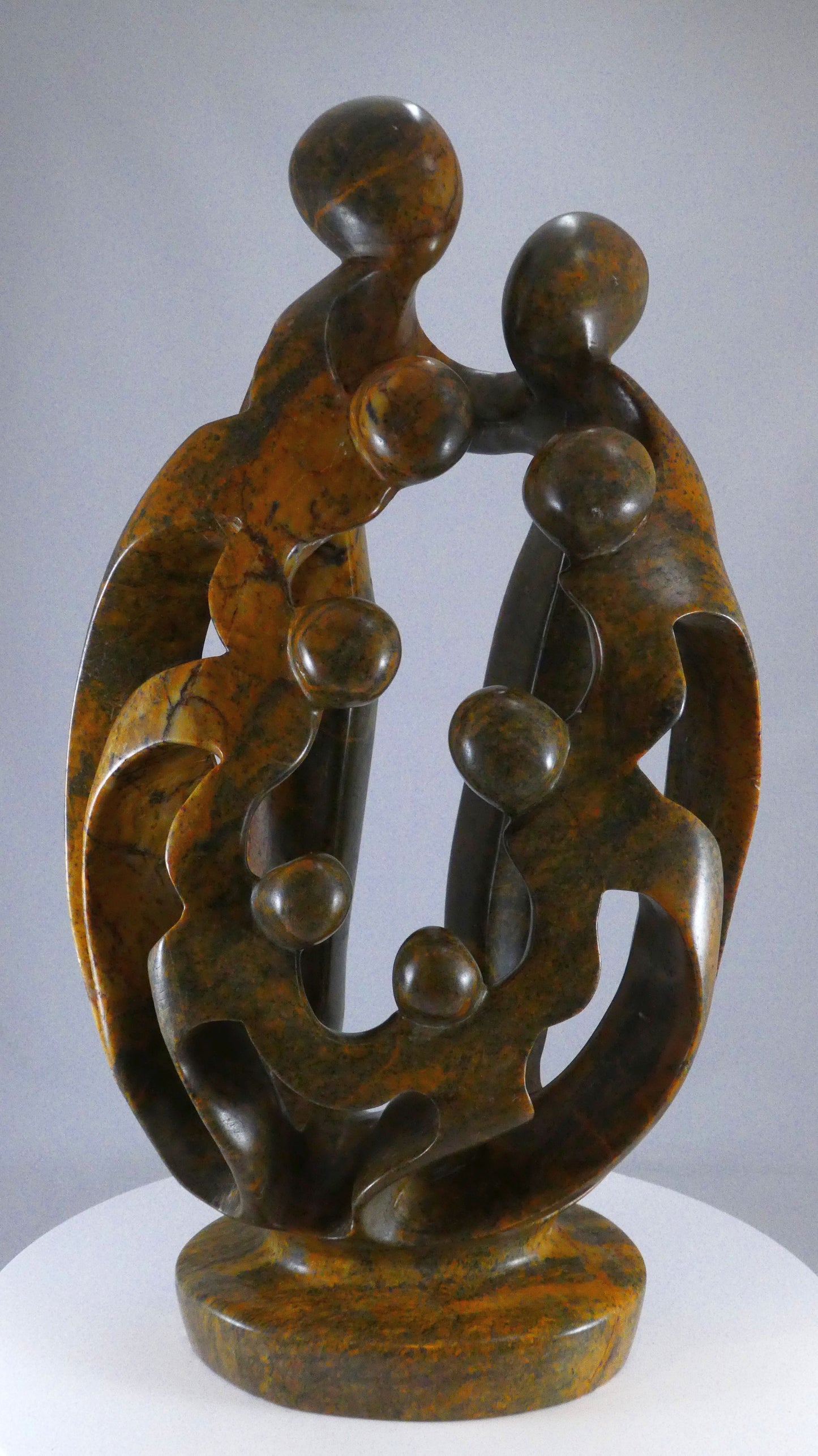 Stenen beeld, 7 personen, 40 cm hoog, familie, glad afgewerkt