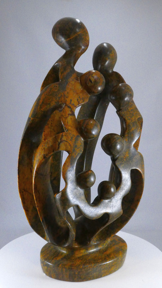 Stenen beeld, 7 personen, 40 cm hoog, familie, glad afgewerkt