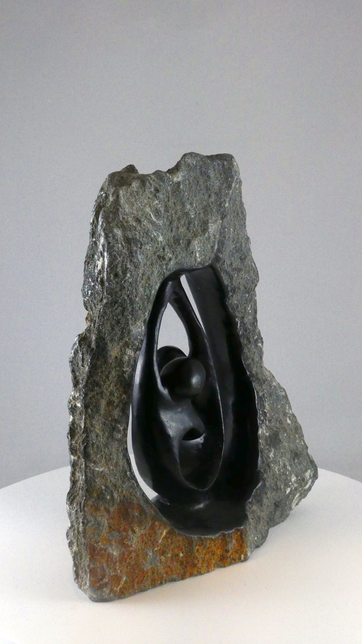 Stenen beeld, 2 personen, 24 cm hoog, buitenzijde ruw, binnenzijde glad afgewerkt