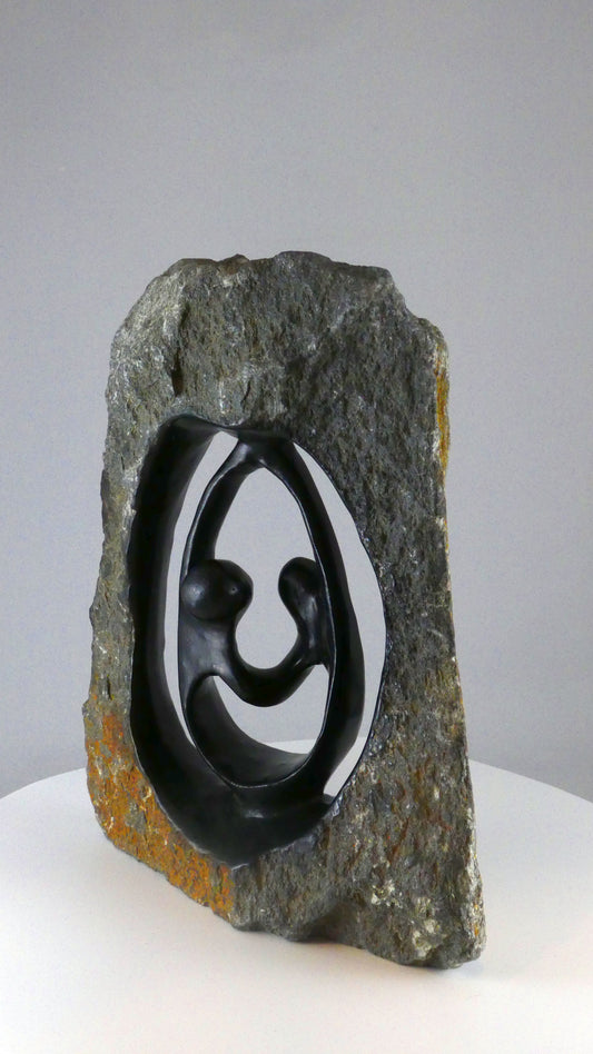 Stenen beeld, 2 personen, 24 cm hoog, buitenzijde ruw, binnenzijde glad afgewerkt