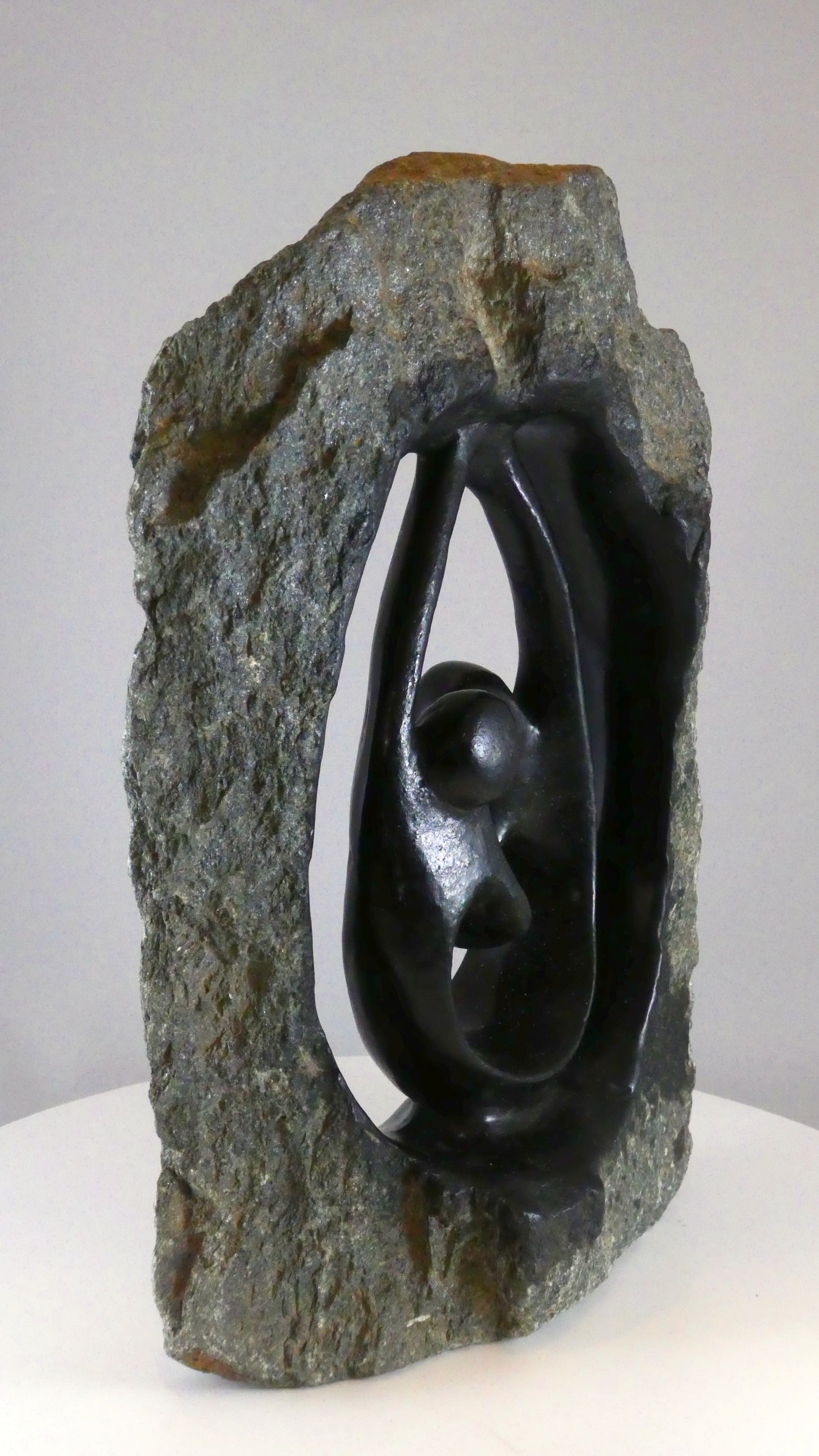 Stenen beeld, 2 personen, 28 cm hoog, buitenzijde ruw, binnenzijde glad afgewerkt