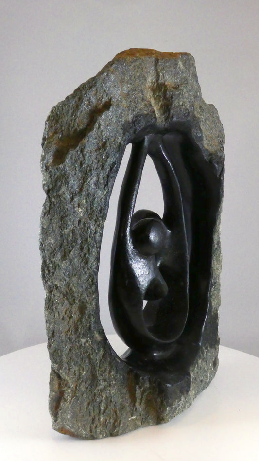 Stenen beeld, 2 personen, 28 cm hoog, buitenzijde ruw, binnenzijde glad afgewerkt