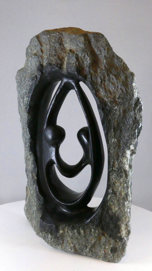 Stenen beeld, 2 personen, 28 cm hoog, buitenzijde ruw, binnenzijde glad afgewerkt