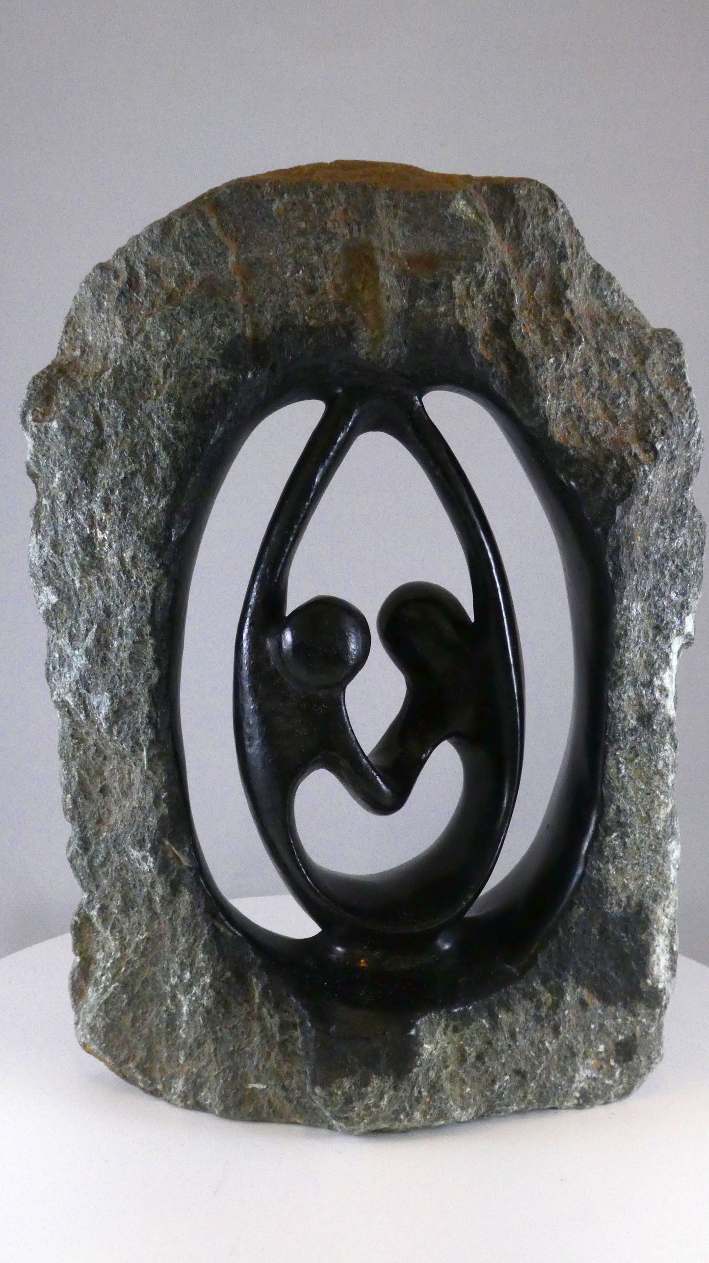 Stenen beeld, 2 personen, 28 cm hoog, buitenzijde ruw, binnenzijde glad afgewerkt