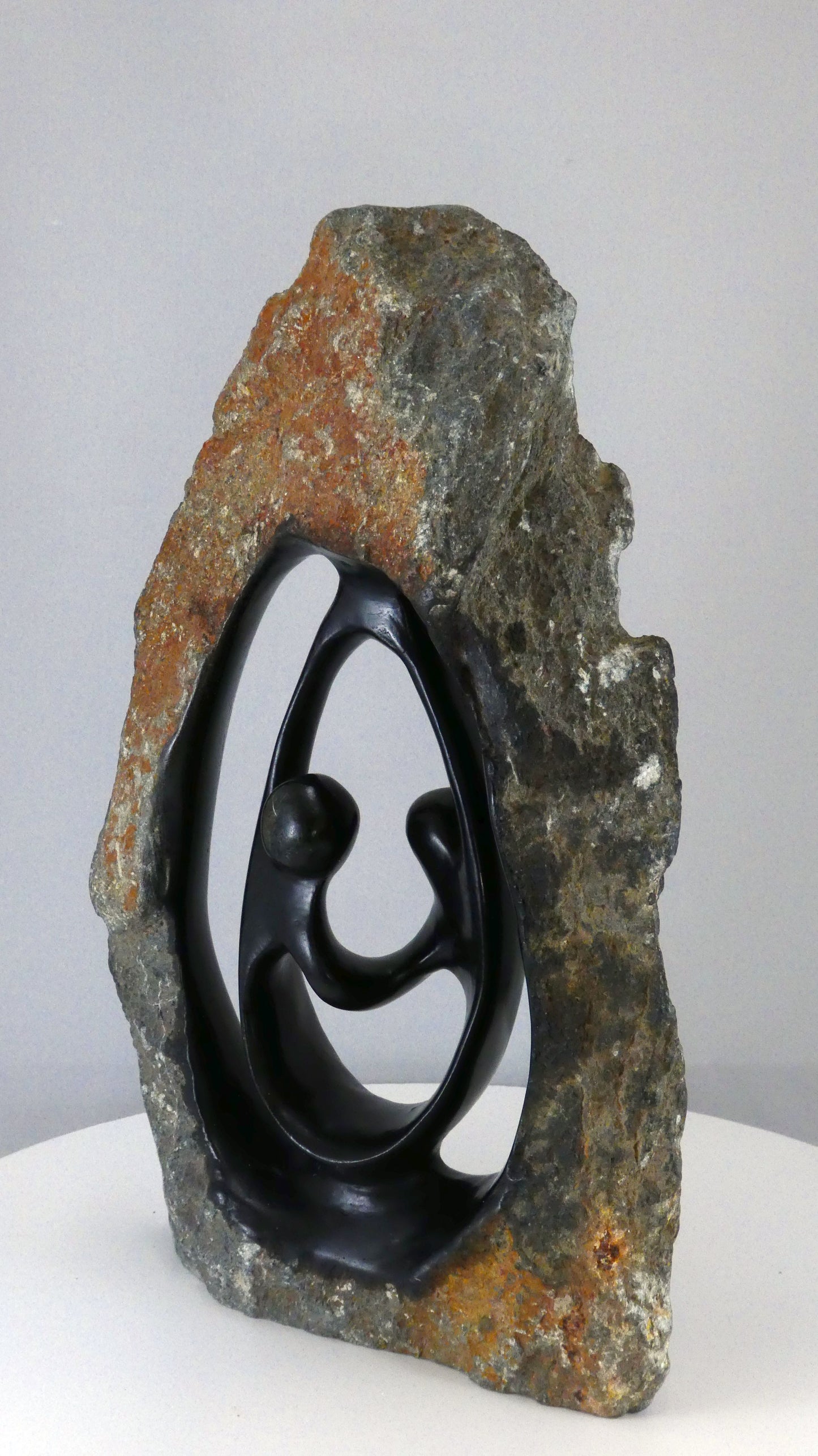 Stenen beeld, 2 personen, 27 cm hoog, buitenzijde ruw, binnenzijde glad afgewerkt