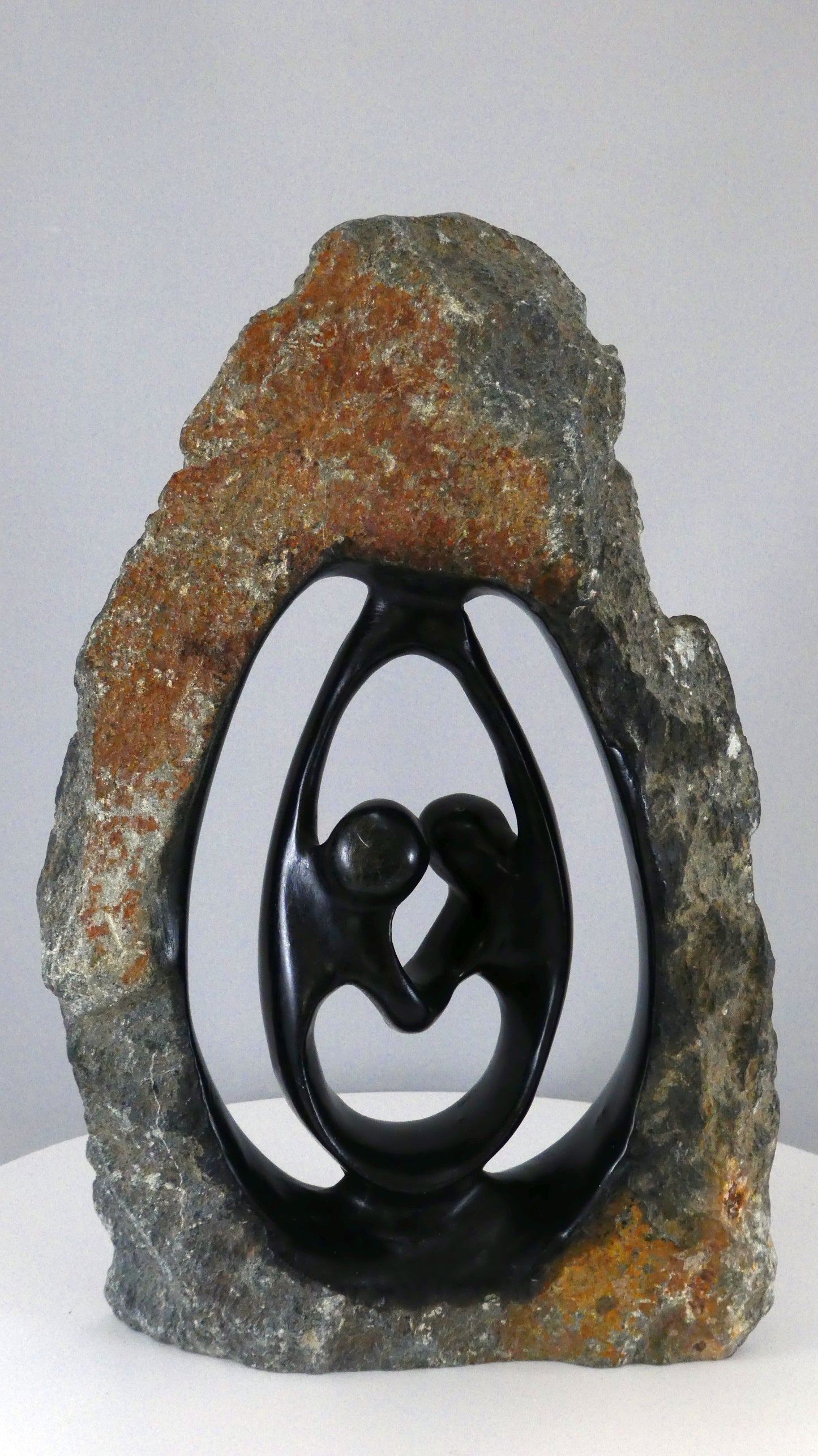 Stenen beeld, 2 personen, 27 cm hoog, buitenzijde ruw, binnenzijde glad afgewerkt