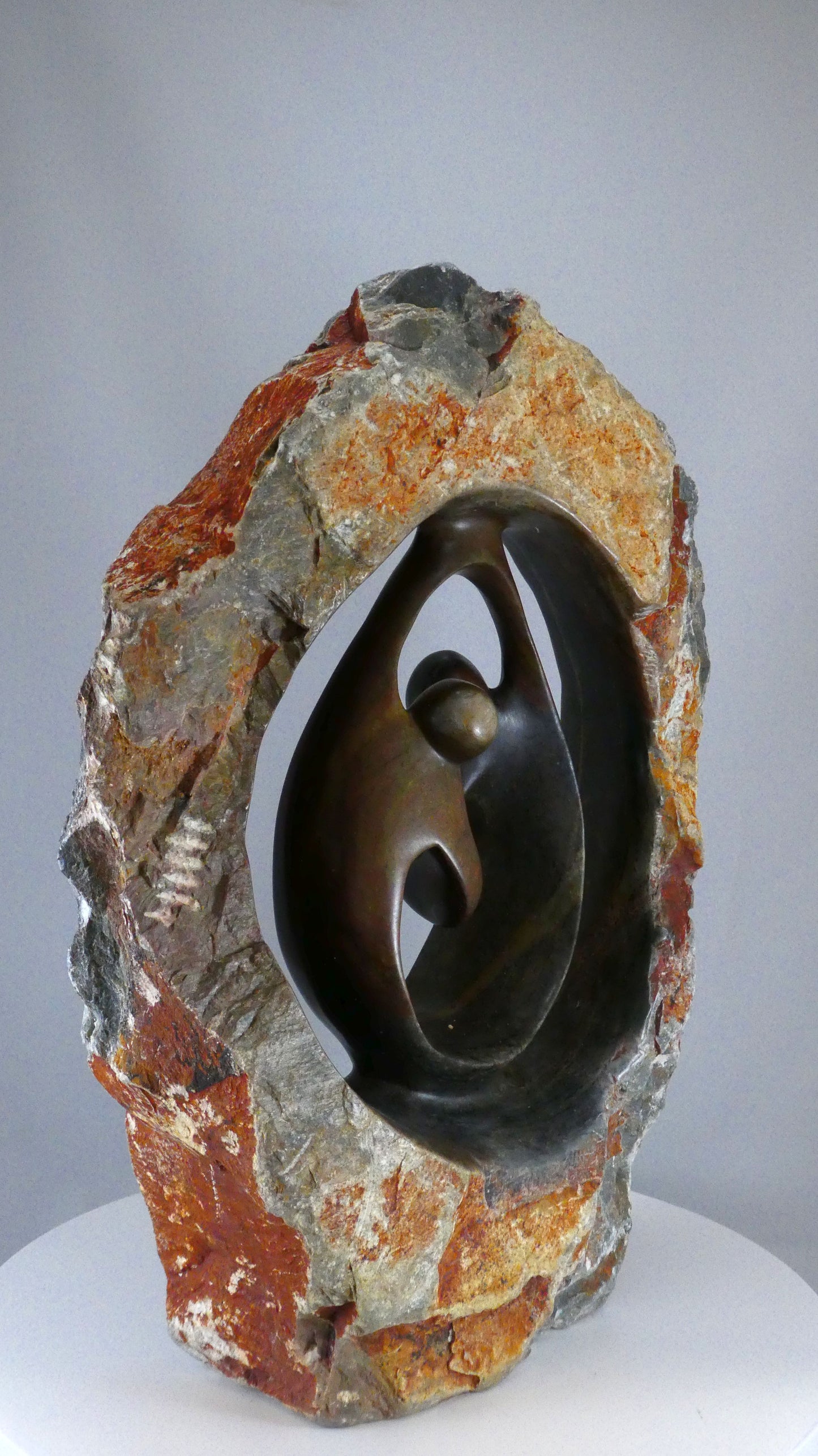 Stenen beeld, 2 personen, 36 cm hoog, buitenzijde ruw, binnenzijde glad afgewerkt