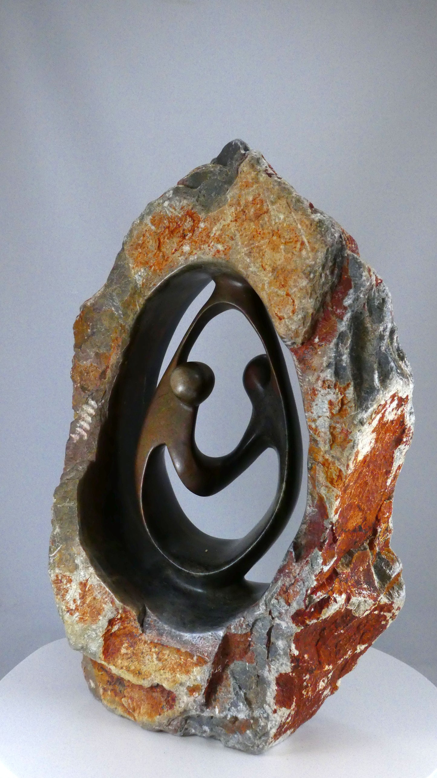 Stenen beeld, 2 personen, 36 cm hoog, buitenzijde ruw, binnenzijde glad afgewerkt