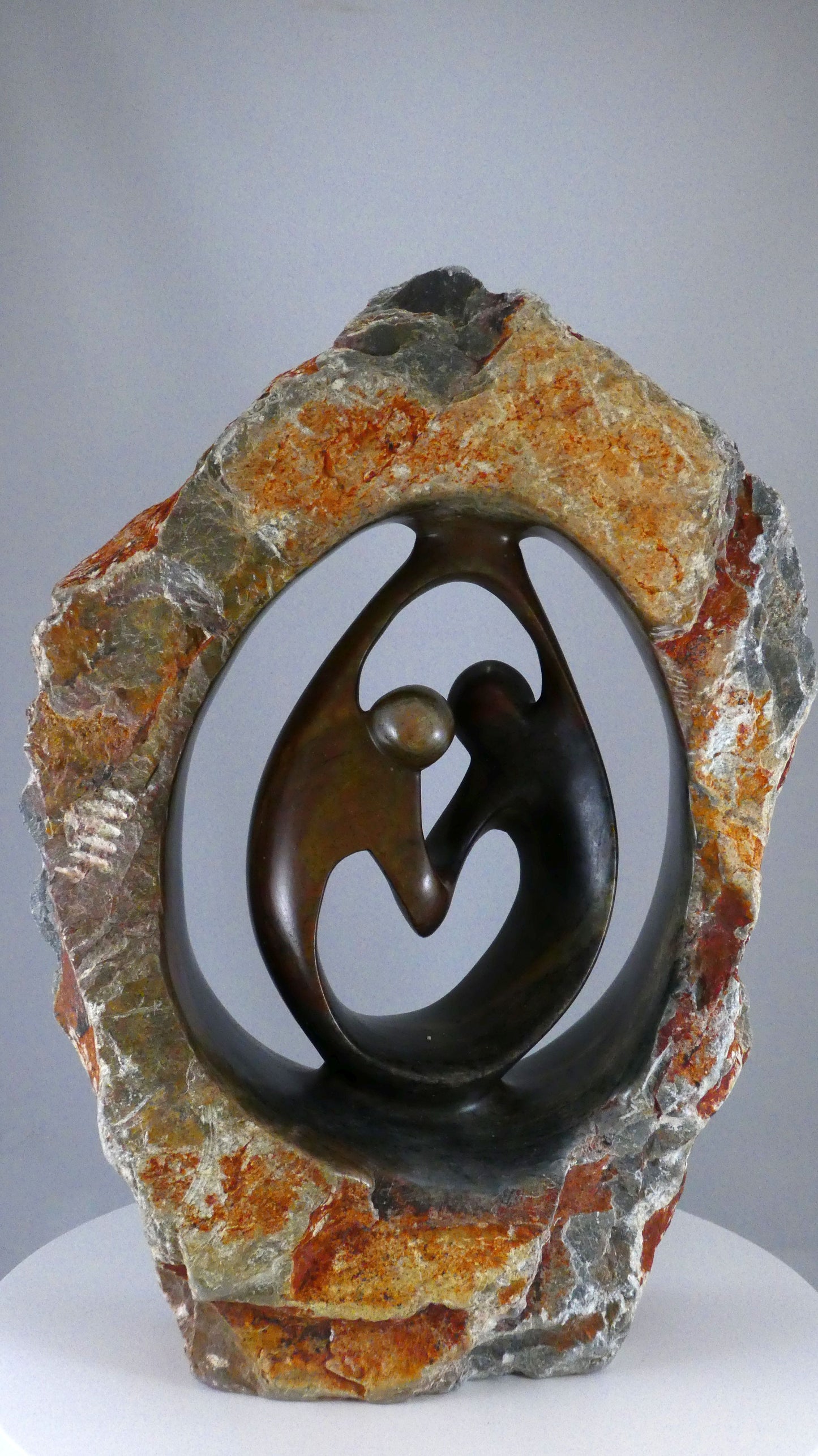 Stenen beeld, 2 personen, 36 cm hoog, buitenzijde ruw, binnenzijde glad afgewerkt