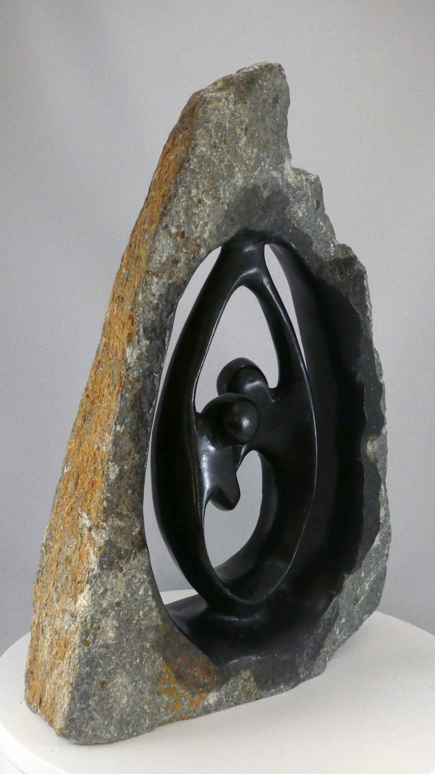 Stenen beeld, 2 personen, 37 cm hoog, buitenzijde ruw, binnenzijde glad afgewerkt