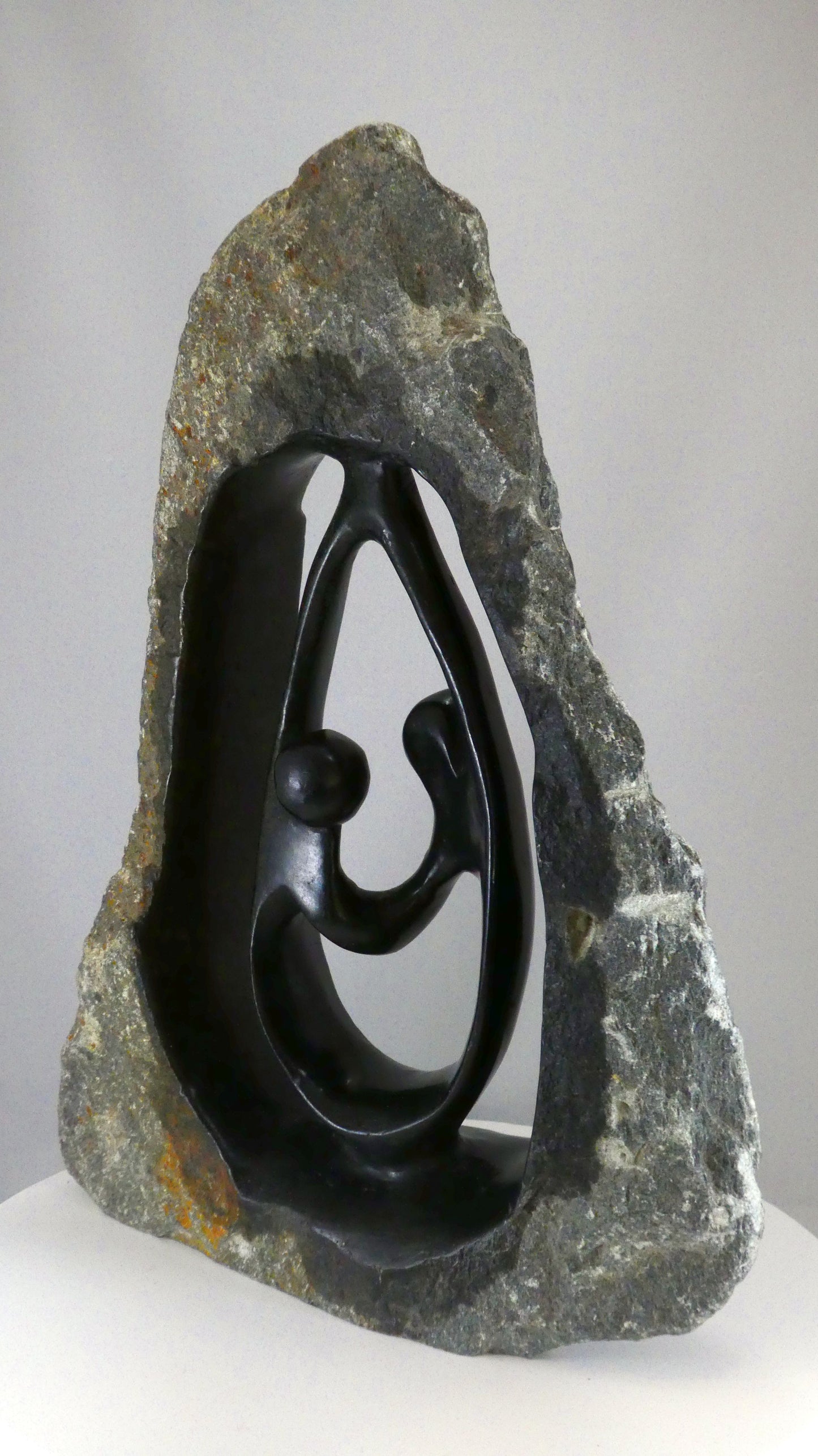 Stenen beeld, 2 personen, 37 cm hoog, buitenzijde ruw, binnenzijde glad afgewerkt