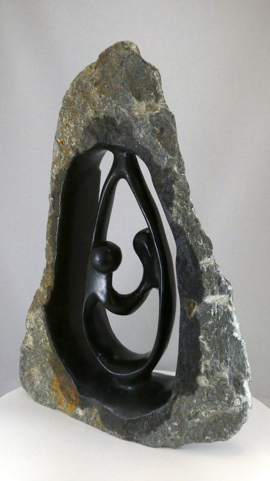 Stenen beeld, 2 personen, 37 cm hoog, buitenzijde ruw, binnenzijde glad afgewerkt