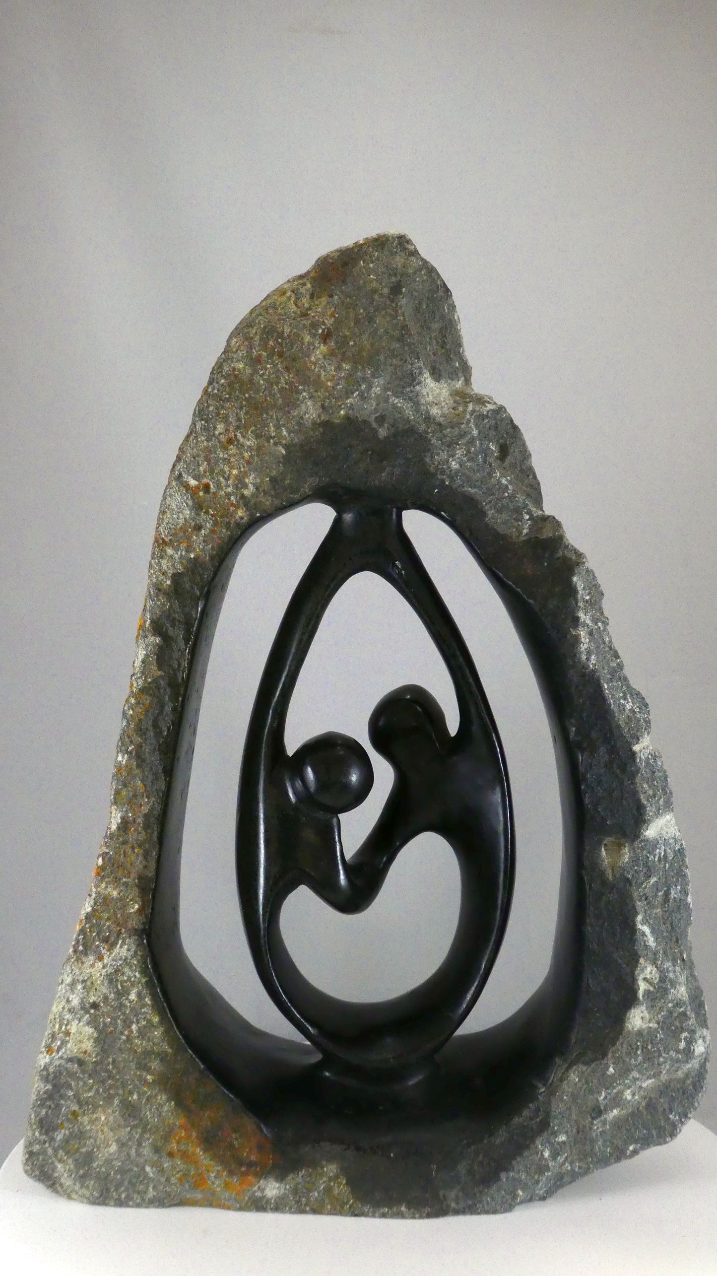 Stenen beeld, 2 personen, 37 cm hoog, buitenzijde ruw, binnenzijde glad afgewerkt