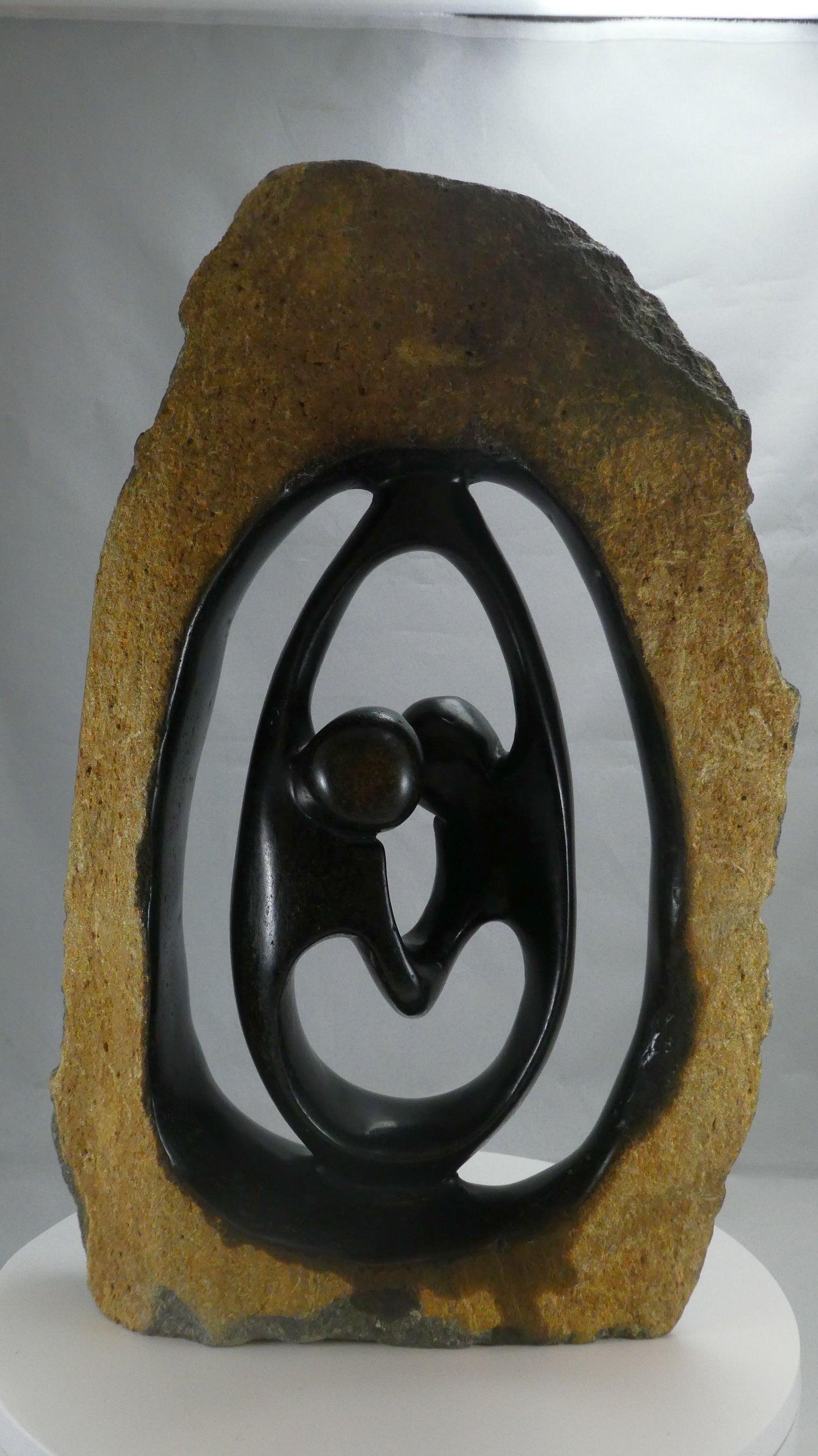 Stenen beeld, 2 personen, 41 cm hoog, buitenzijde ruw, binnenzijde glad afgewerkt