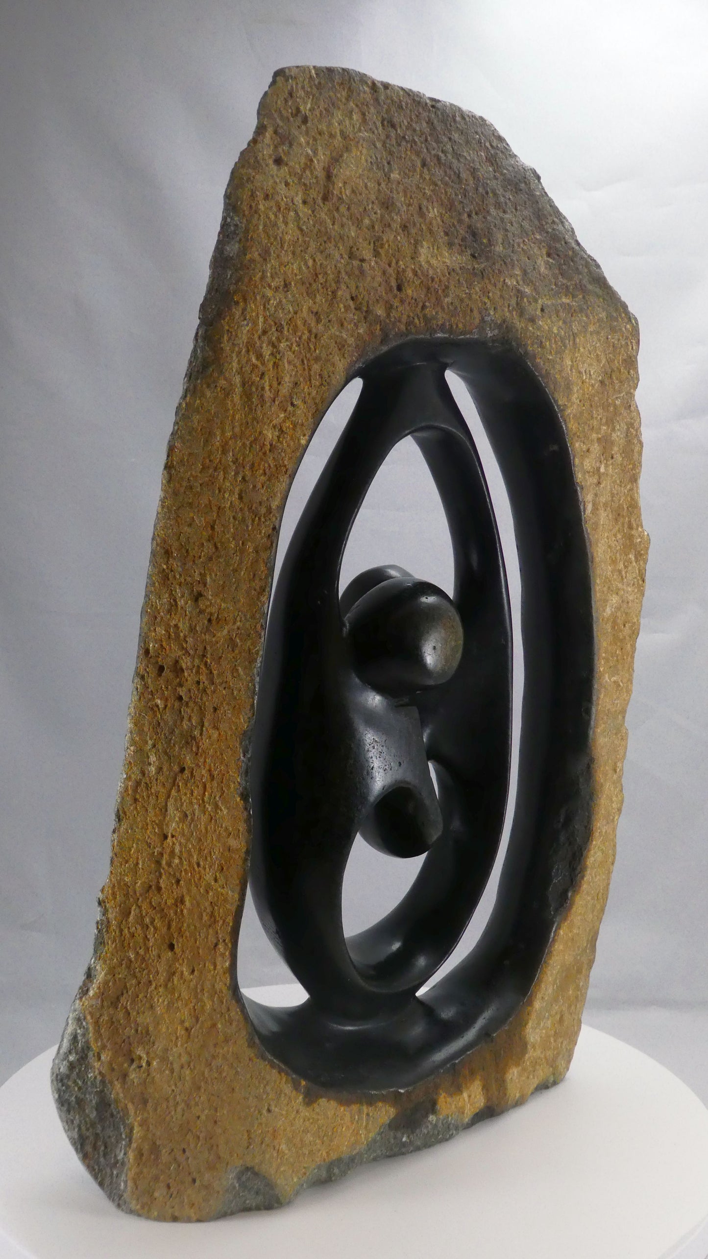 Stenen beeld, 2 personen, 41 cm hoog, buitenzijde ruw, binnenzijde glad afgewerkt