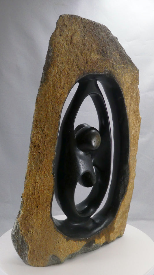 Stenen beeld, 2 personen, 41 cm hoog, buitenzijde ruw, binnenzijde glad afgewerkt