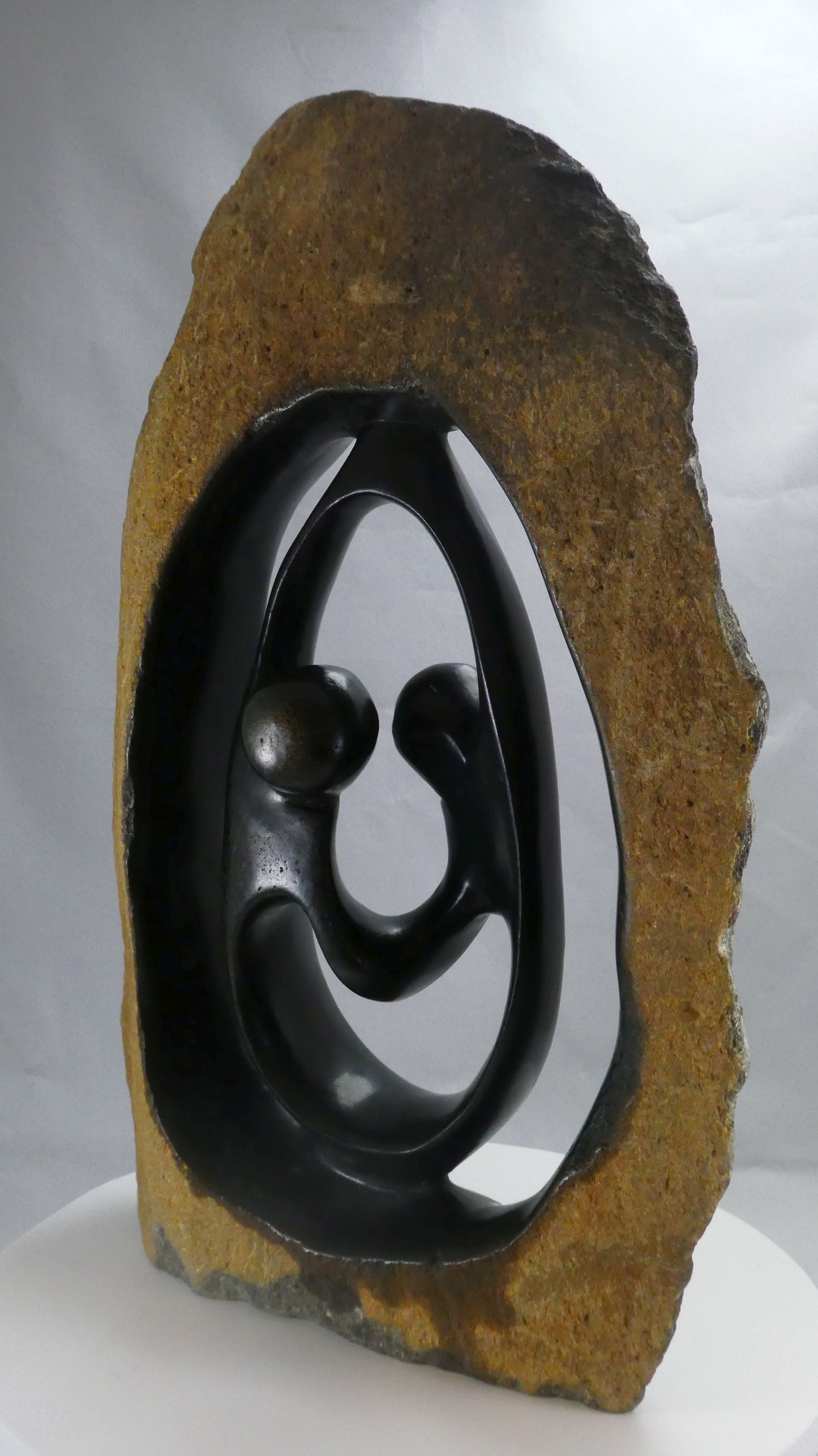 Stenen beeld, 2 personen, 41 cm hoog, buitenzijde ruw, binnenzijde glad afgewerkt