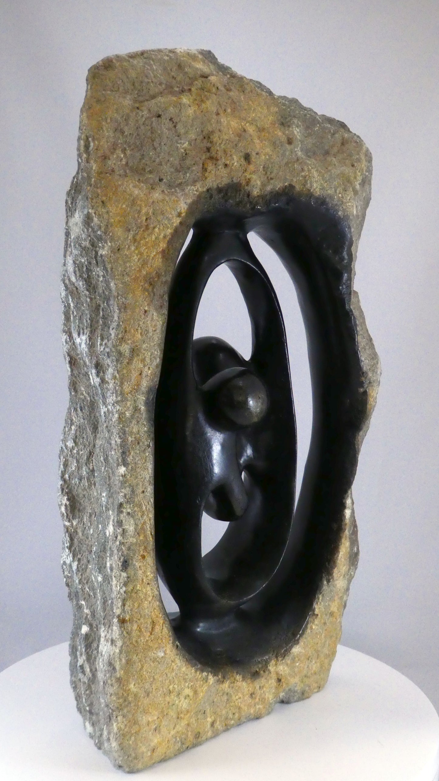 Stenen beeld, 2 personen, 42 cm hoog, buitenzijde ruw, binnenzijde glad afgewerkt