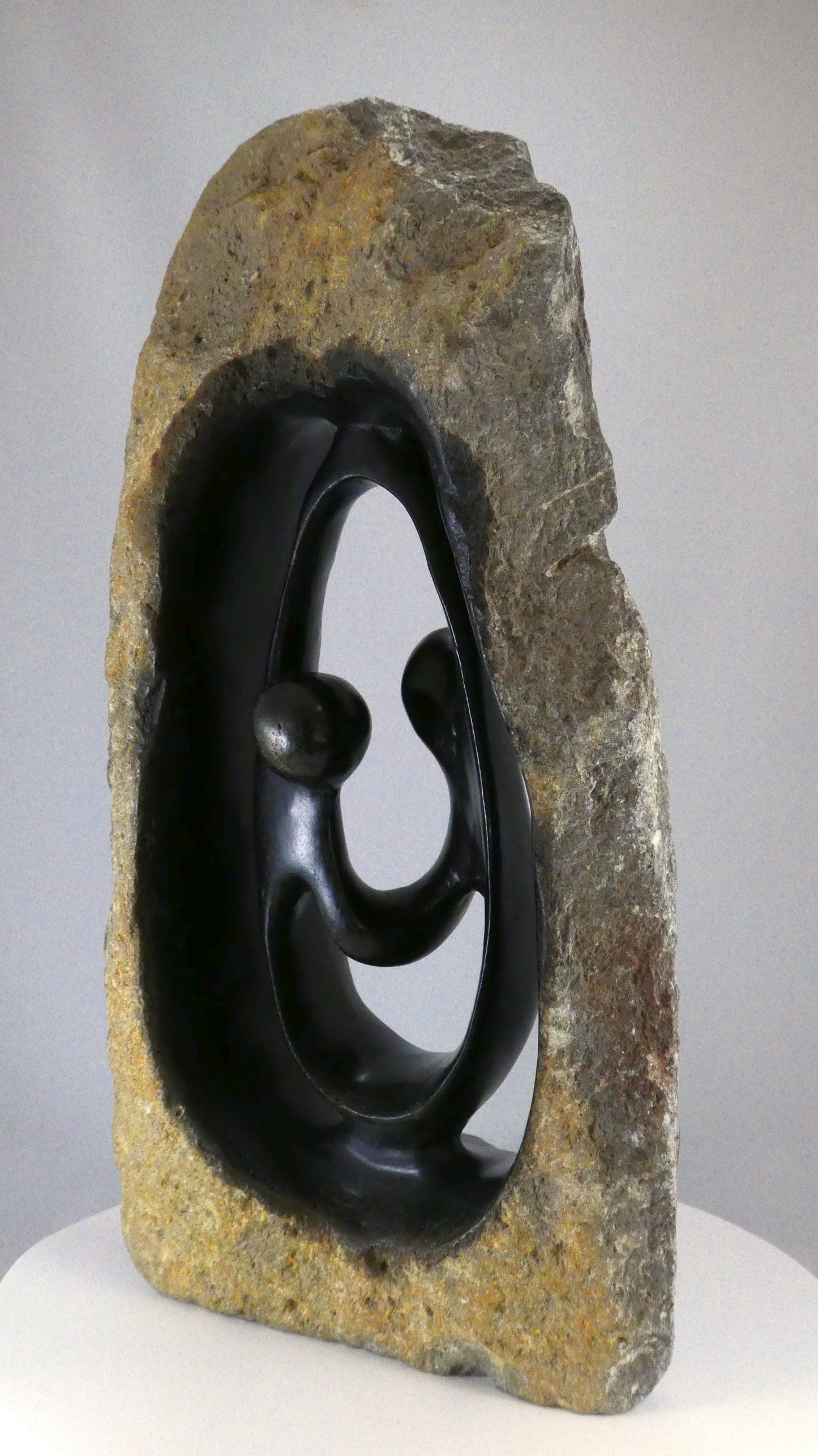 Stenen beeld, 2 personen, 42 cm hoog, buitenzijde ruw, binnenzijde glad afgewerkt