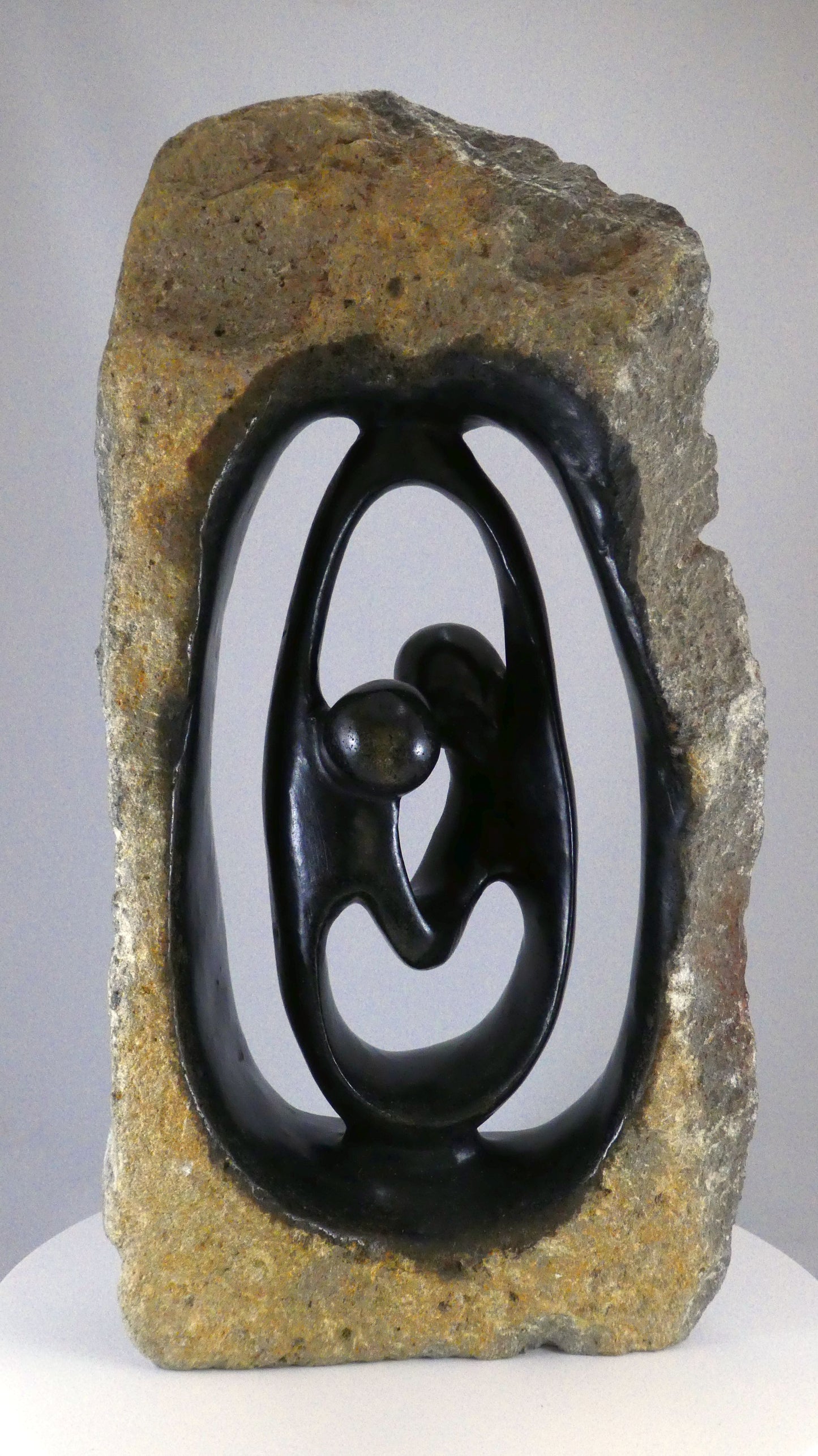 Stenen beeld, 2 personen, 42 cm hoog, buitenzijde ruw, binnenzijde glad afgewerkt