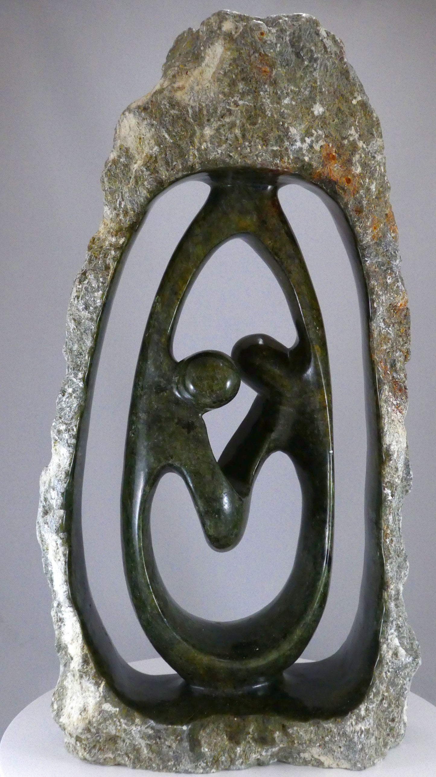 Stenen beeld, 2 personen, 45 cm hoog, buitenzijde ruw, binnenzijde glad afgewerkt