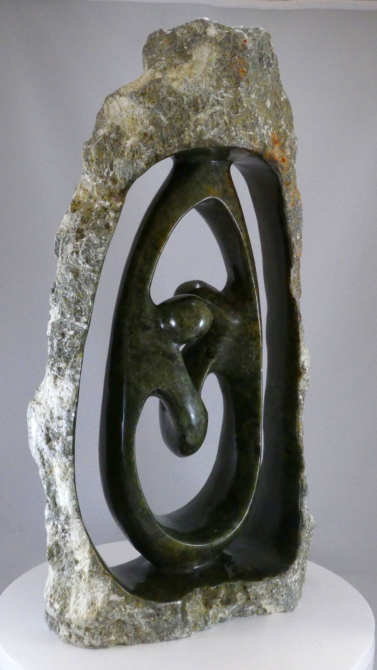 Stenen beeld, 2 personen, 45 cm hoog, buitenzijde ruw, binnenzijde glad afgewerkt