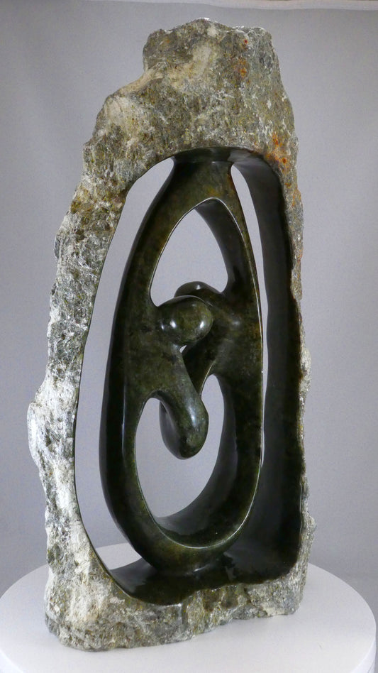 Stenen beeld, 2 personen, 45 cm hoog, buitenzijde ruw, binnenzijde glad afgewerkt