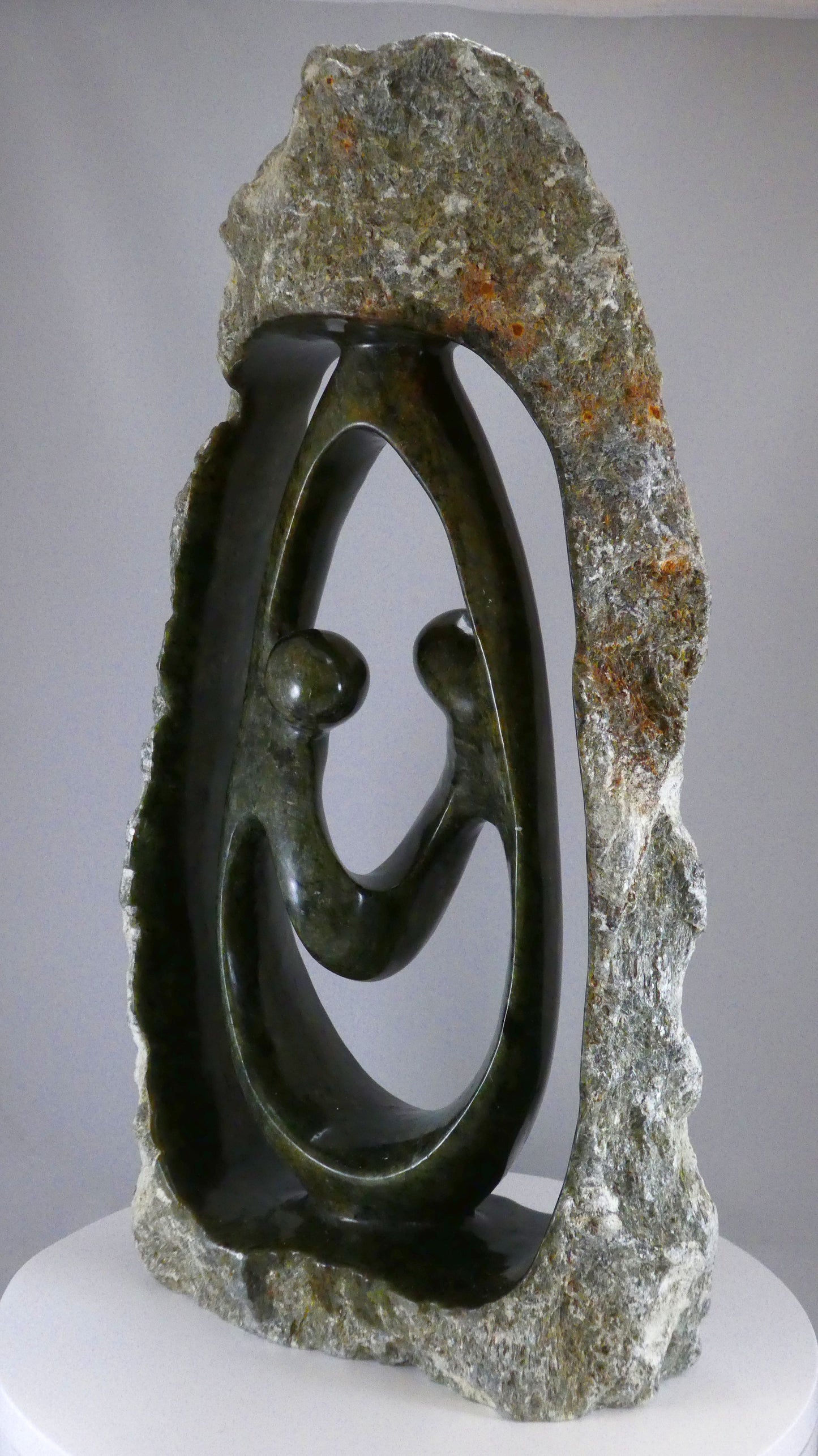 Stenen beeld, 2 personen, 45 cm hoog, buitenzijde ruw, binnenzijde glad afgewerkt