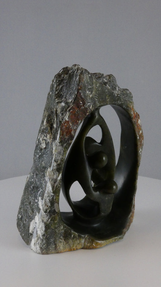 Stenen beeld, 3 personen, 16 cm hoog, buitenzijde ruw, binnenzijde glad afgewerkt