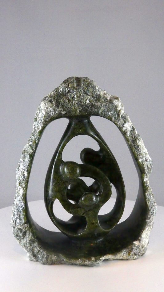 Stenen beeld, 4 personen, 19 cm hoog, buitenzijde ruw, binnenzijde glad afgewerkt