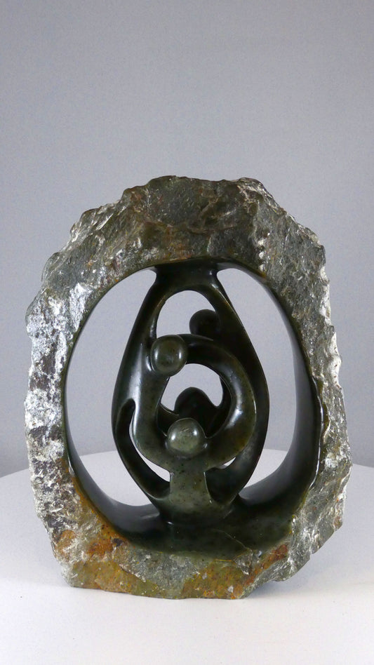 Stenen beeld, 4 personen, 19 cm hoog, buitenzijde ruw, binnenzijde glad afgewerkt