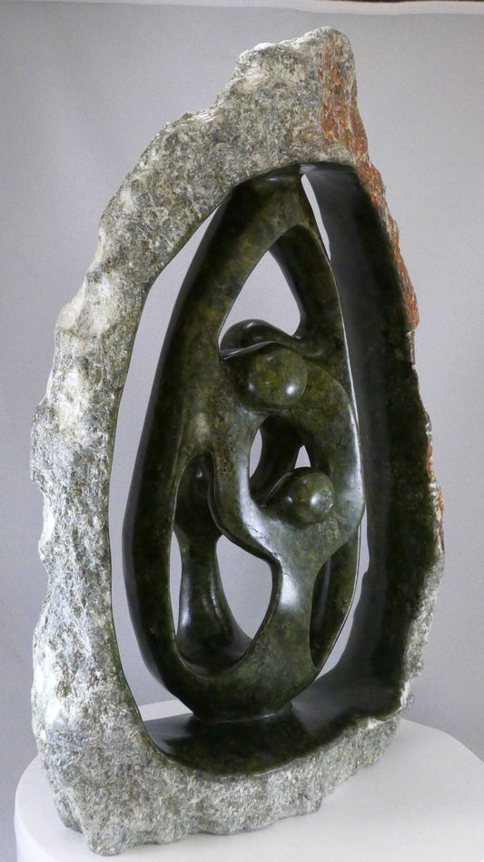 Stenen beeld, 4 personen, 45 cm hoog, buitenzijde ruw, binnenzijde glad afgewerkt