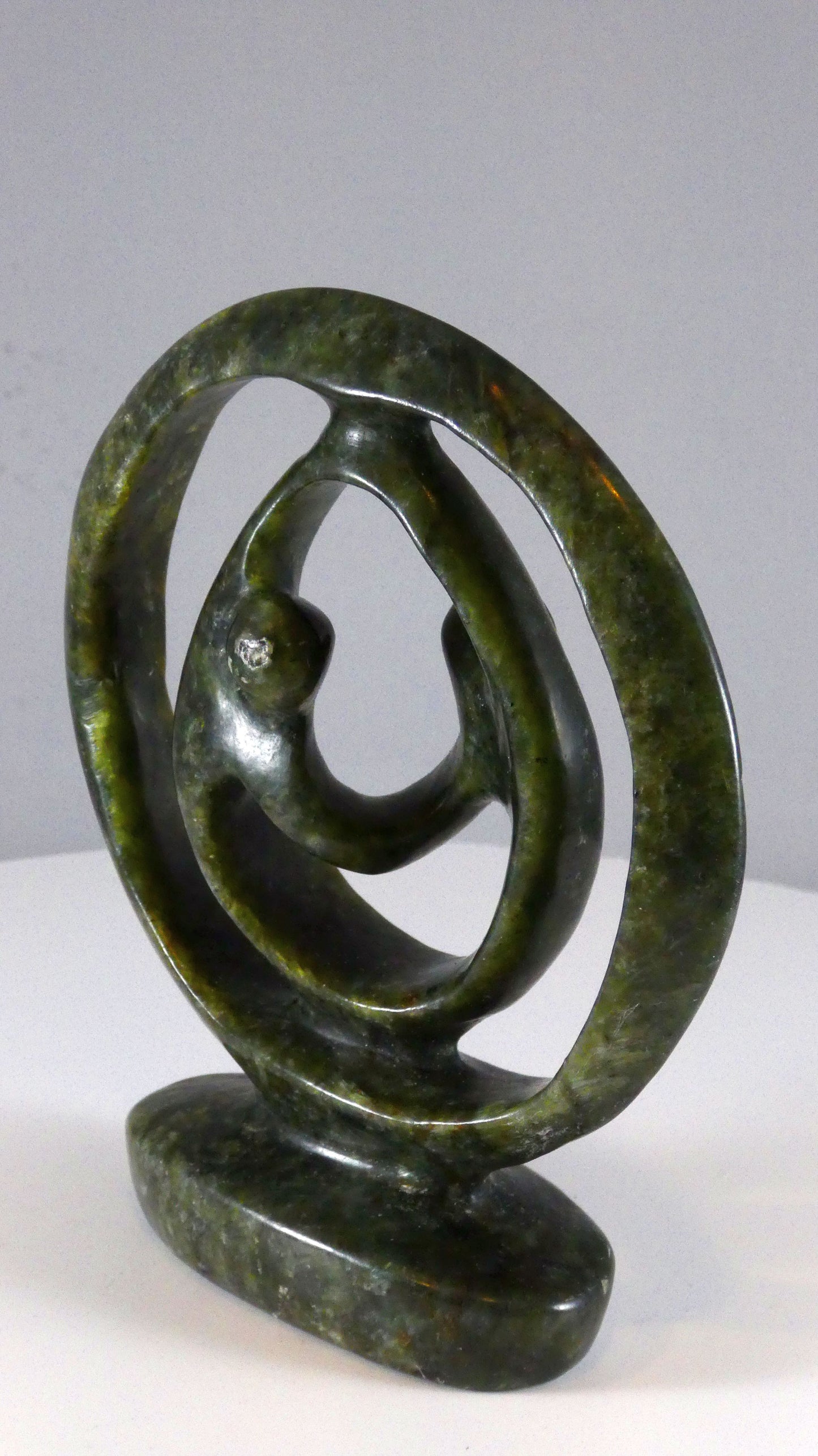 Stenen beeld, 2 geliefden, 14 cm hoog, ringvormig, volledig glad afgewerkt