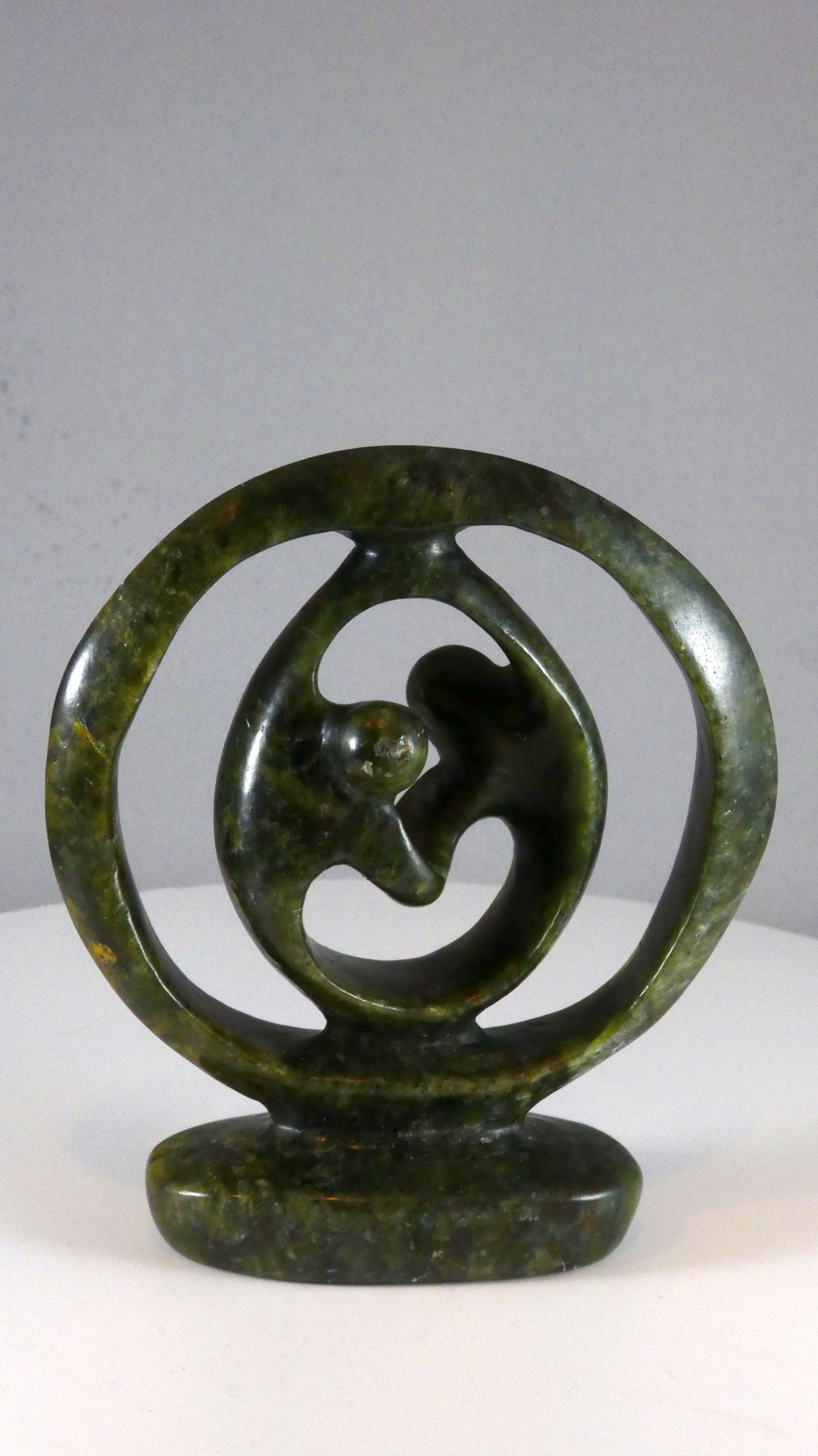 Stenen beeld, 2 geliefden, 14 cm hoog, ringvormig, volledig glad afgewerkt