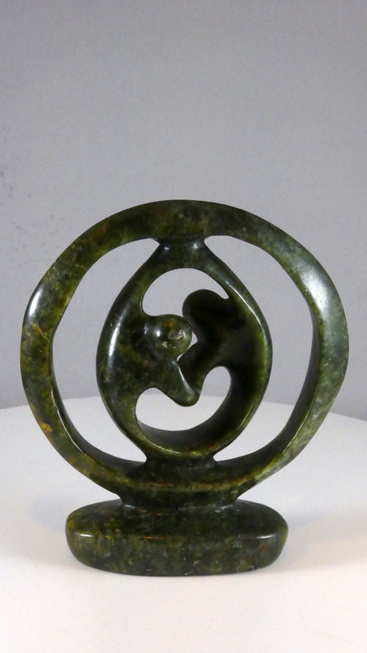 Stenen beeld, 2 geliefden, 14 cm hoog, ringvormig, volledig glad afgewerkt