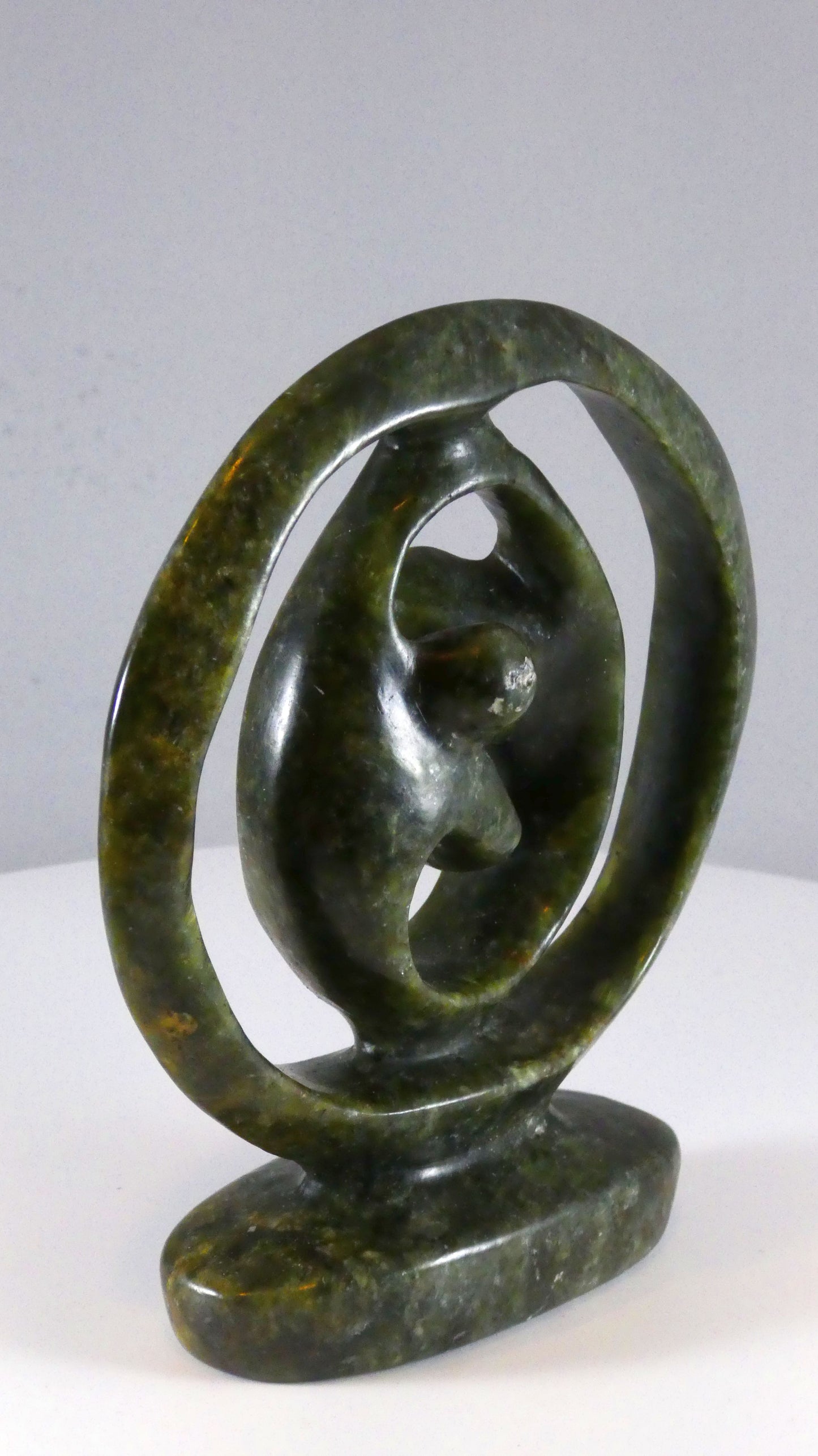 Stenen beeld, 2 geliefden, 14 cm hoog, ringvormig, volledig glad afgewerkt