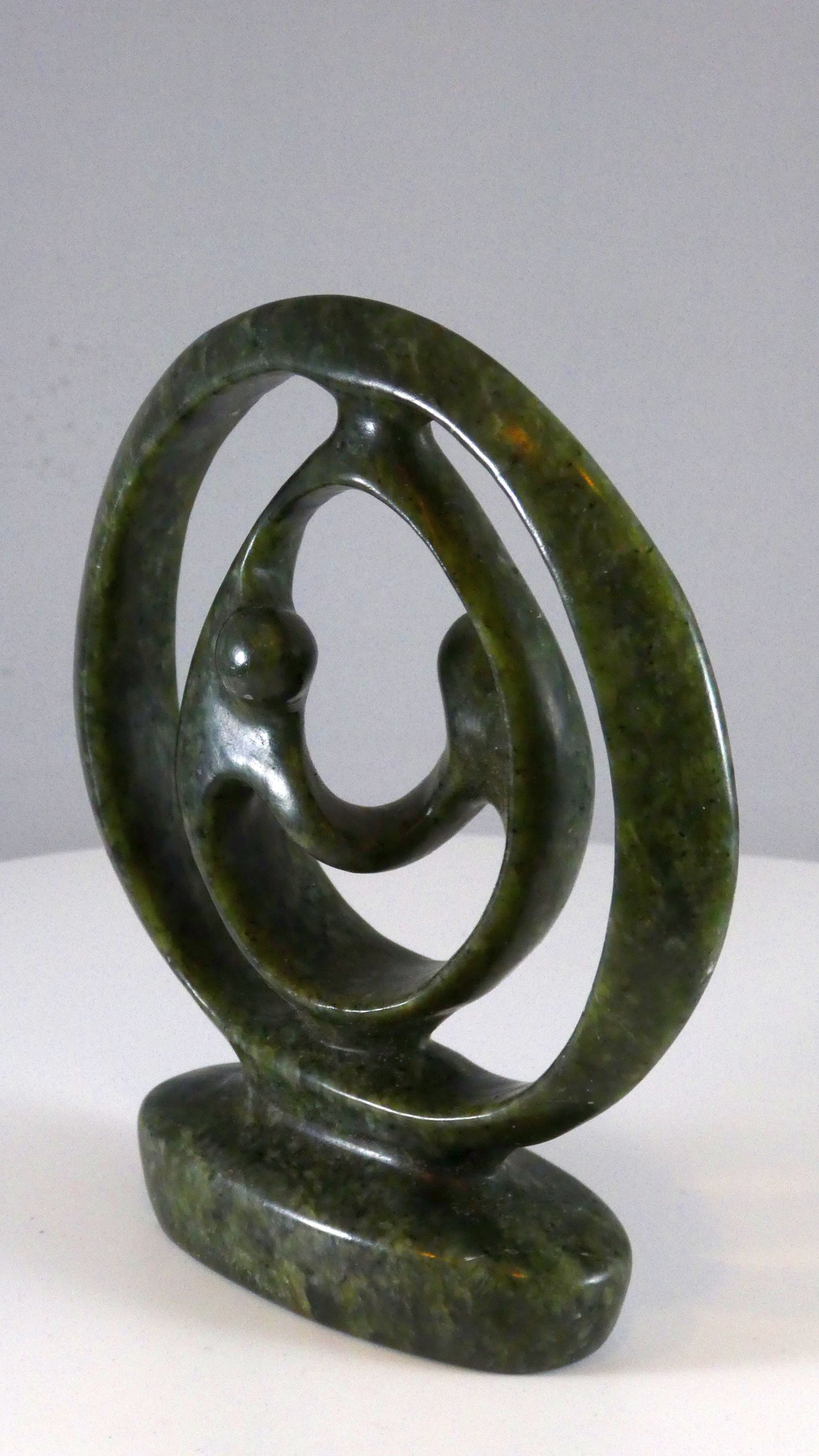 Stenen beeld, 2 geliefden, 14 cm hoog, ringvormig, volledig glad afgewerkt