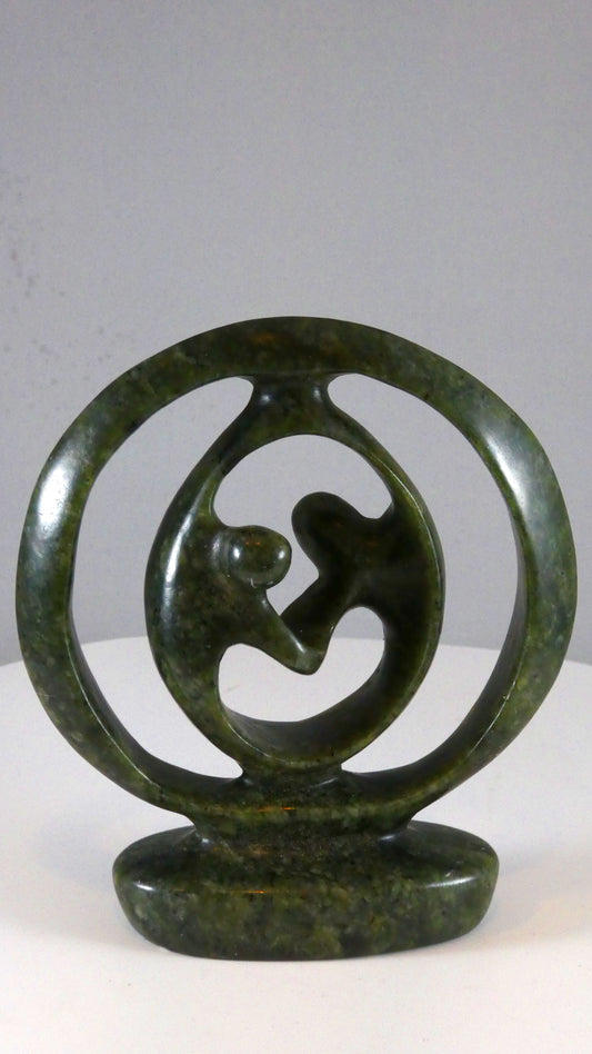 Stenen beeld, 2 geliefden, 14 cm hoog, ringvormig, volledig glad afgewerkt