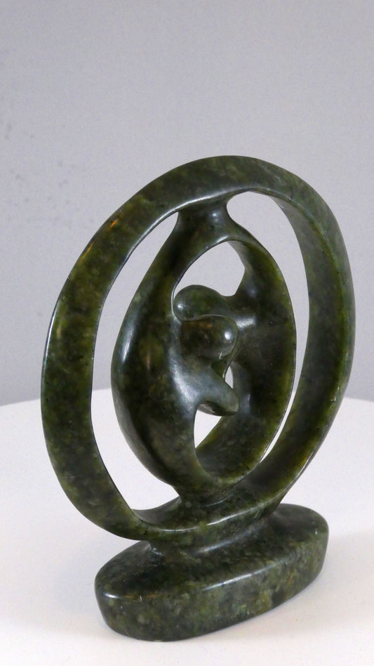 Stenen beeld, 2 geliefden, 14 cm hoog, ringvormig, volledig glad afgewerkt