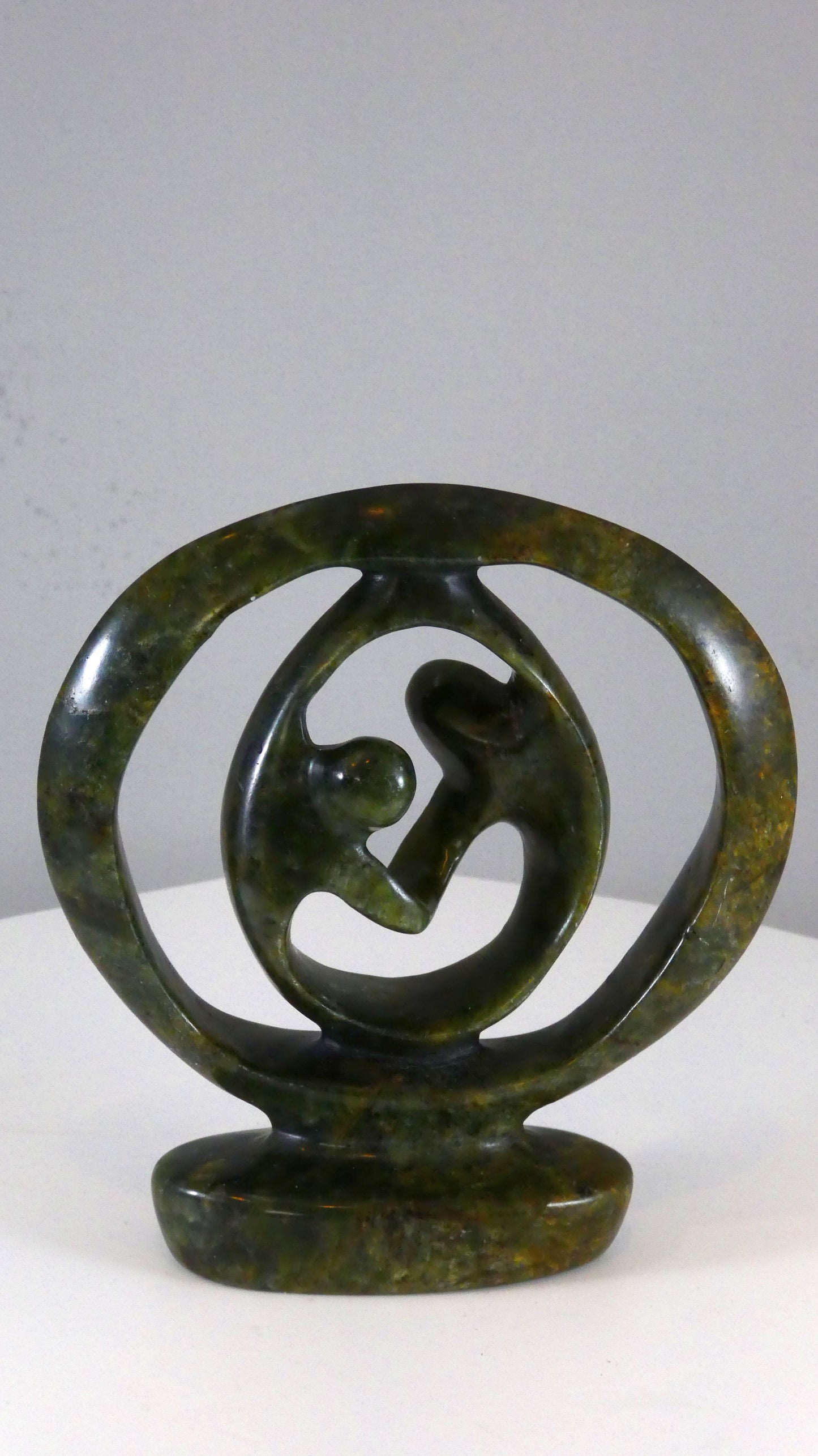 Stenen beeld, 2 geliefden, 14 cm hoog, ringvormig, volledig glad afgewerkt