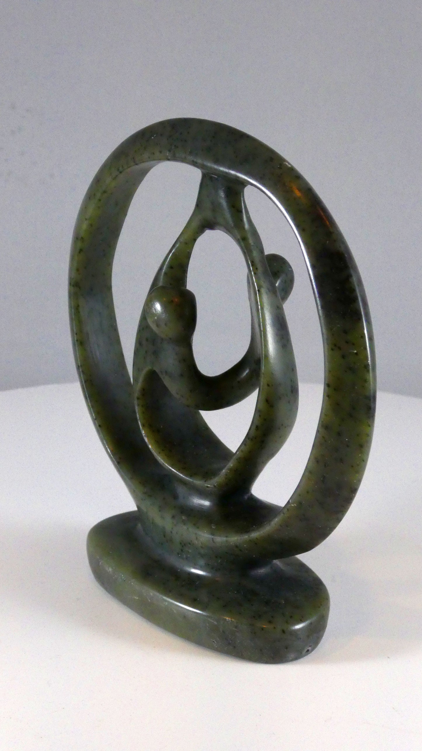 Stenen beeld, 2 geliefden, 12 cm hoog, ringvormig, volledig glad afgewerkt