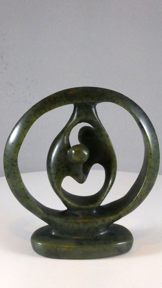 Stenen beeld, 2 geliefden, 12 cm hoog, ringvormig, volledig glad afgewerkt