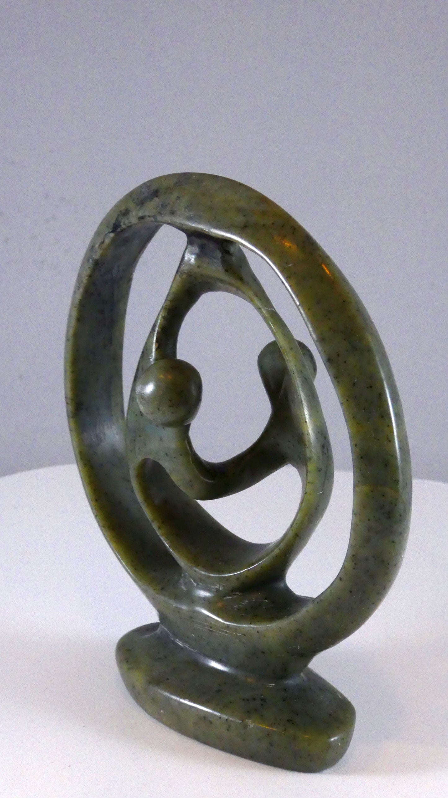 Stenen beeld, 2 geliefden, 13 cm hoog, ringvormig, volledig glad afgewerkt