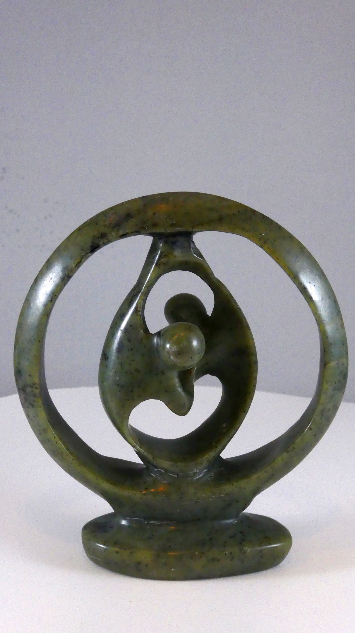 Stenen beeld, 2 geliefden, 13 cm hoog, ringvormig, volledig glad afgewerkt