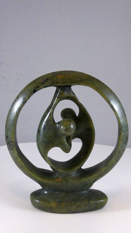 Stenen beeld, 2 geliefden, 13 cm hoog, ringvormig, volledig glad afgewerkt