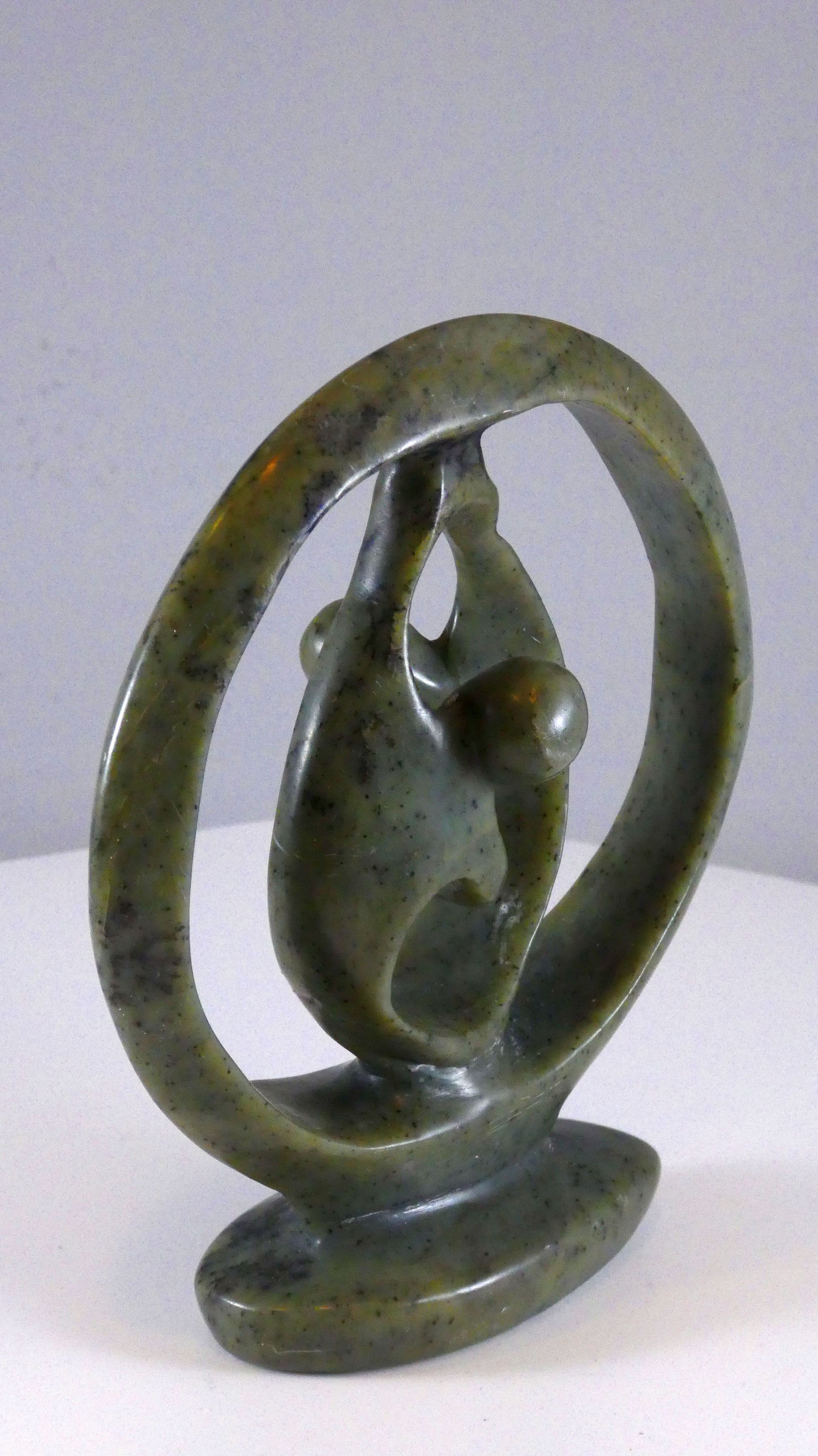 Stenen beeld, 2 geliefden, 13 cm hoog, ringvormig, volledig glad afgewerkt