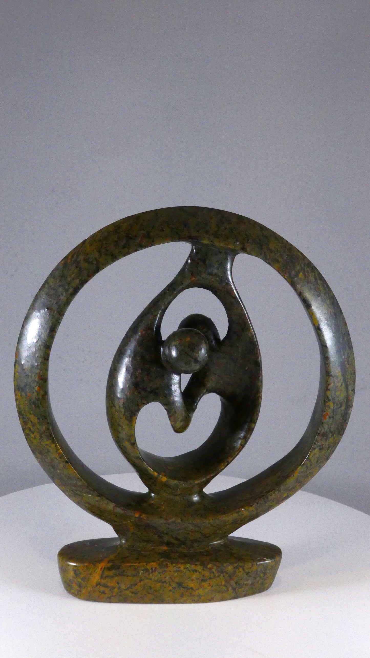 Stenen beeld, 2 geliefden, 20 cm hoog, ringvormig, volledig glad afgewerkt