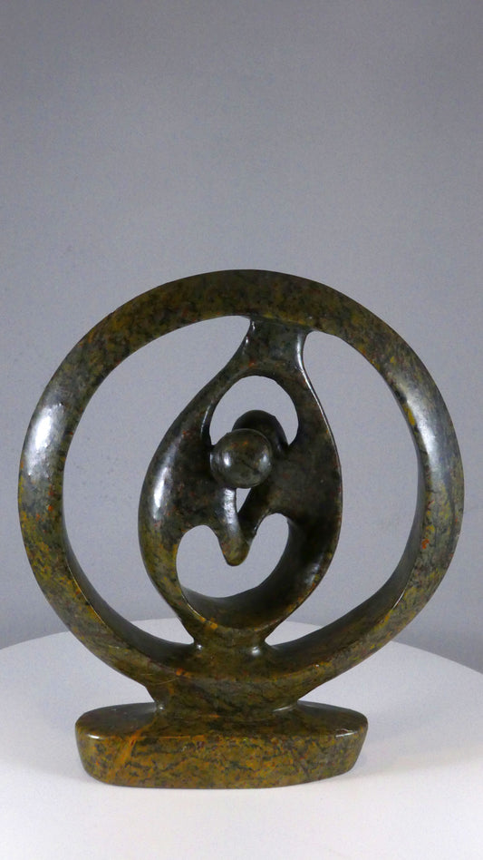 Stenen beeld, 2 geliefden, 20 cm hoog, ringvormig, volledig glad afgewerkt