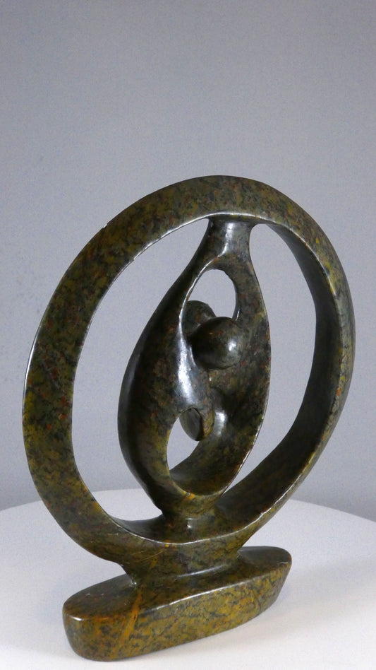 Stenen beeld, 2 geliefden, 20 cm hoog, ringvormig, volledig glad afgewerkt