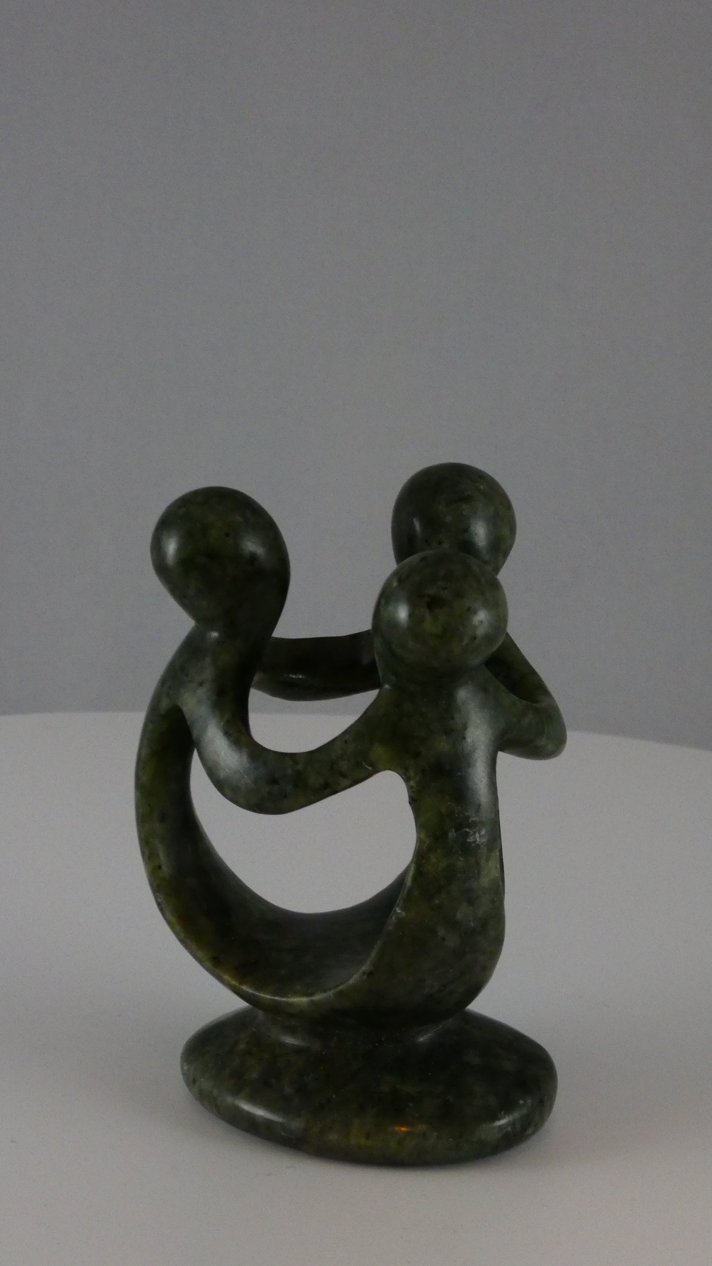 Stenen beeld, groep van 3 personen, 9 cm hoog, volledig glad afgewerkt